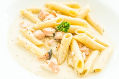 Penne carbonara makarna somon ile