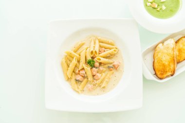 Penne carbonara makarna somon ile