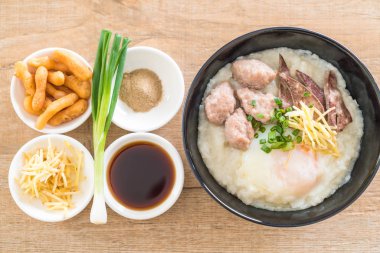 domuz eti ve yumurta ile pirinç lapası