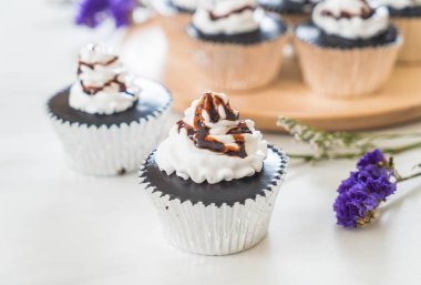 krem şanti ile çikolatalı kek