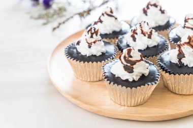 krem şanti ile çikolatalı kek