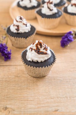 krem şanti ile çikolatalı kek