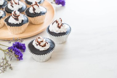 krem şanti ile çikolatalı kek