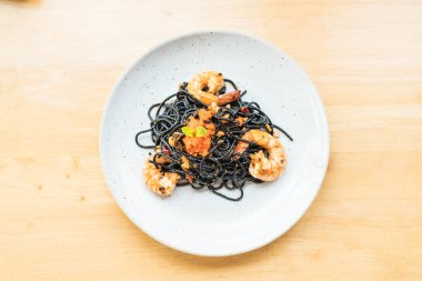 siyah spagetti karides