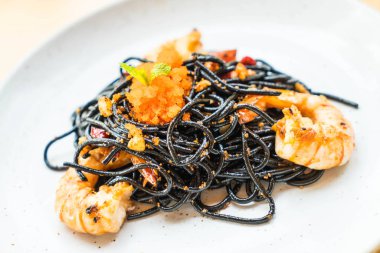 siyah spagetti karides