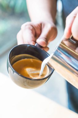 Barista tarafından latte sanat yapma