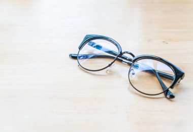 Bardaklar ahşap masada