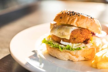 kızarmış tavuk burger peynirli