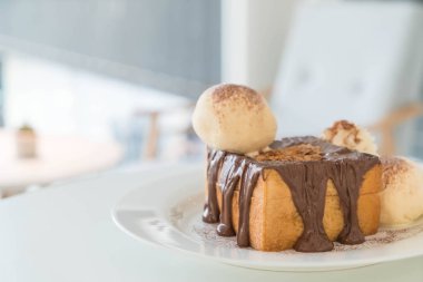 Bal tost vanilyalı dondurma ve çikolata ile