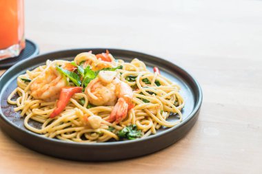karides tavada kızartılmış acılı spagetti 