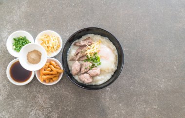 domuz eti ve yumurta ile pirinç lapası