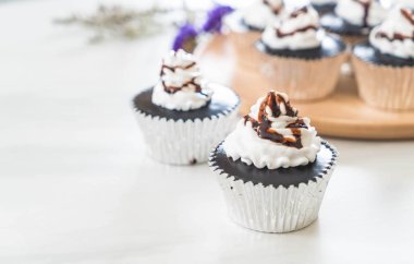 krem şanti ile çikolatalı kek