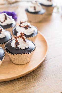 krem şanti ile çikolatalı kek