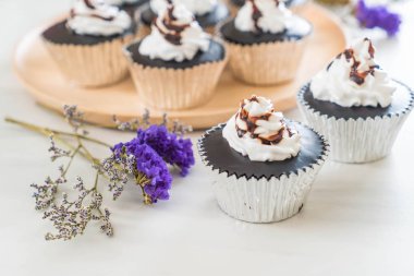 krem şanti ile çikolatalı kek