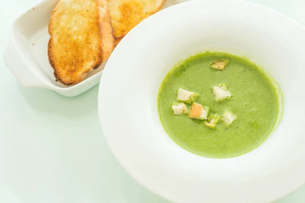 Spinach soup with garlic bread — Stock Photo, Image