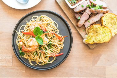 karides tavada kızartılmış acılı spagetti 