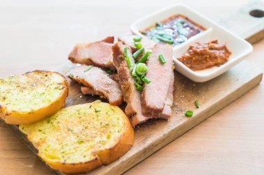 sarımsaklı ekmek ile kömür haşlanmış domuz eti boyun