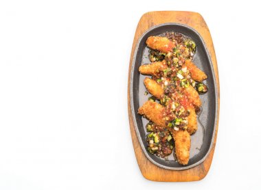 Kızarmış Balık sopa baharatlı sos ile