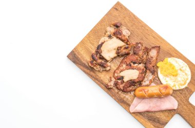 ahşap plaka üzerinde ızgara biftek mix