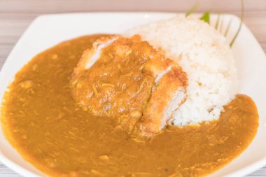 köri pirinç kızarmış domuz eti