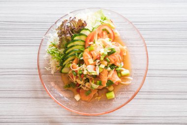 Baharatlı somon salata