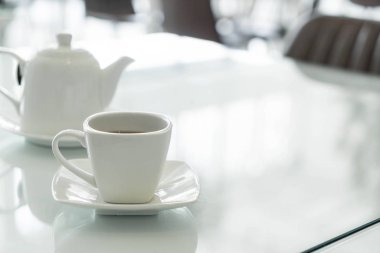 Çay fincanı masanın üstünde.