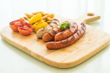 ızgara sosis mix sebze ve patates kızartması ile