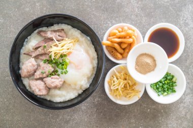 domuz eti ve yumurta ile pirinç lapası