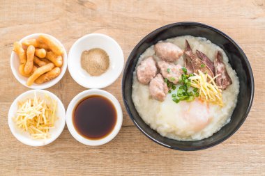 domuz eti ve yumurta ile pirinç lapası