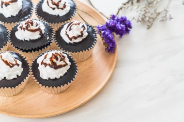 krem şanti ile çikolatalı kek