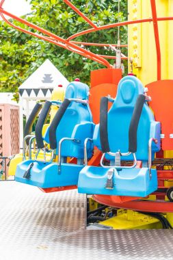 Renkli lunapark treni koltuk eğlence parkı 