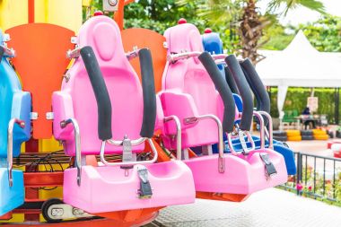 Renkli lunapark treni koltuk eğlence parkı 