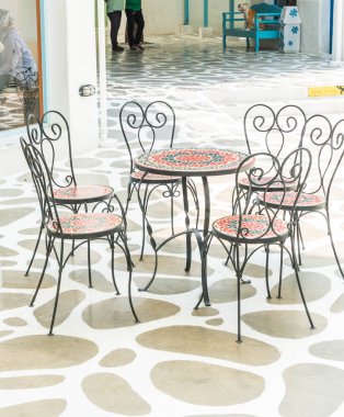 Boş sandalye ve masa açık veranda