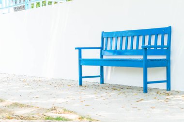 beyaz duvar ile mavi tezgah