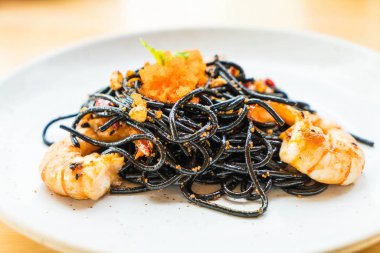 siyah spagetti karides