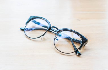 Bardaklar ahşap masada