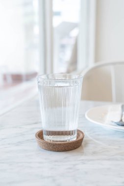 bardak su yemek masada