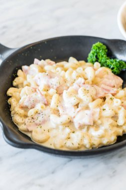 jambon ve peynirli makarna