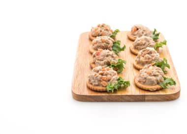 ton balıklı salata kraker ile