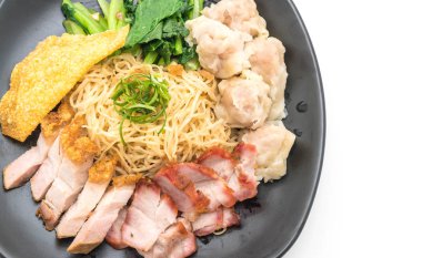 Yumurta noodle kırmızı kızarmış domuz, gevrek domuz eti ve köfte ile