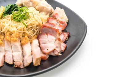 Yumurta noodle kırmızı kızarmış domuz, gevrek domuz eti ve köfte ile