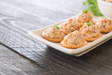 ton balıklı kraker ile yayıldı