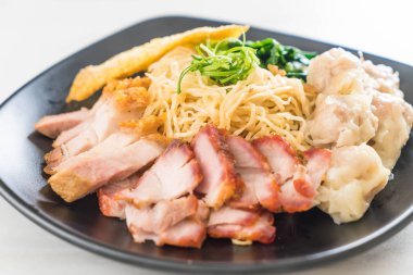 Yumurta noodle kırmızı kızarmış domuz, gevrek domuz eti, köfte ve çorba ile 