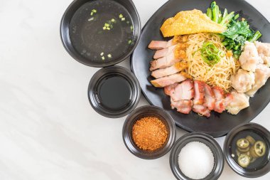 Yumurta noodle kırmızı kızarmış domuz, gevrek domuz eti, köfte ve çorba ile 