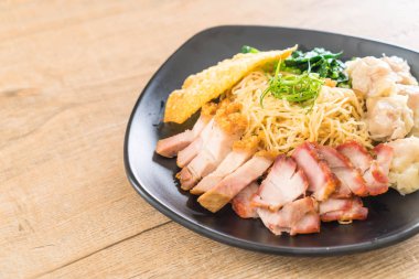 Yumurta noodle kırmızı kızarmış domuz, gevrek domuz eti, köfte ve çorba ile 