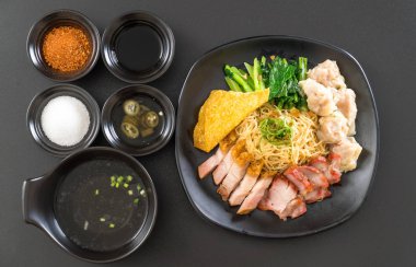 Yumurta noodle kırmızı kızarmış domuz, gevrek domuz eti, köfte ve çorba ile 