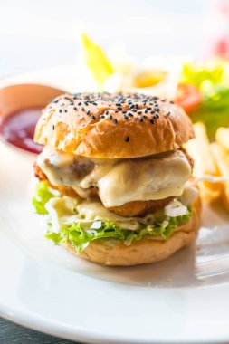 kızarmış tavuk burger peynirli