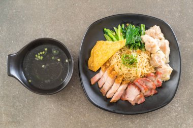 Yumurta noodle kırmızı kızarmış domuz, gevrek domuz eti, köfte ve çorba ile 