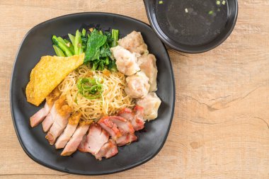 Yumurta noodle kırmızı kızarmış domuz, gevrek domuz eti, köfte ve çorba ile 