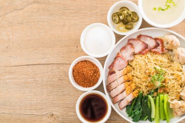 Yumurta noodle kırmızı kızarmış domuz, gevrek domuz eti, köfte ve çorba ile 